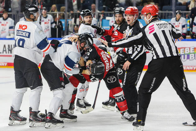 Ice Hockey Penny DEL 49 Matchday Cologne Sharks Nuremberg Ice Tigers on 21 09 2021 in the Lanxess Arena in Cologne Dane Fox Nuremberg, left in the fight with Maurice Edwards Cologne, right According to the specifications of the DEL German Ice Hockey League, the publication and further use of the recordings in electronic media and end devices of any kind during the game is not allowed. xDMx
