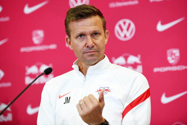 Fußball Bundesliga Saison 2021 2022, 7 Spieltag, PK RB Leipzig ahead of Leipzig vs Bochum 01 10 2021 Jesse Marsch Coach RB Leipzig raises his thumb and speaks during RB Leipzigs press conference ahead of the Bundesliga match against Bochum 01 10 2021 Leipzig Saxony Germany Red Bull training ground at Cottaweg.