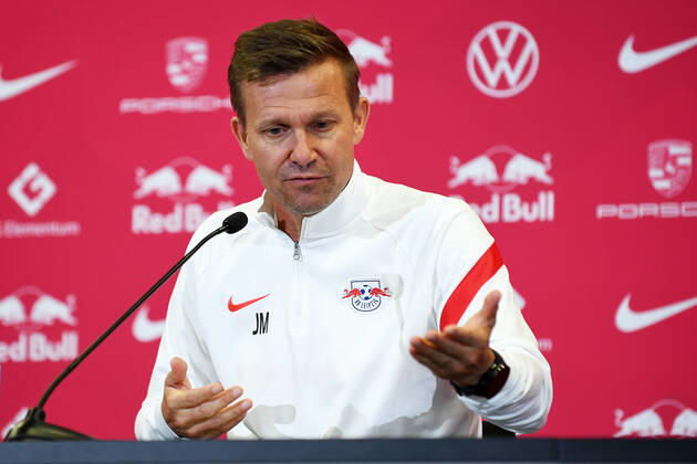 Fußball Bundesliga Saison 2021 2022, 7 Spieltag, PK RB Leipzig ahead of Leipzig vs Bochum 01 10 2021 Jesse Marsch coach RB Leipzig speaks and gestures during RB Leipzigs press conference ahead of the Bundesliga match against Bochum 01 10 2021 Leipzig Saxony Germany Red Bull training ground at Cottaweg.