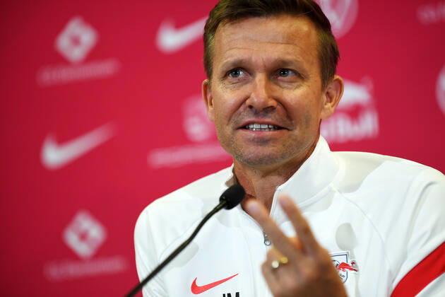 Fußball Bundesliga Saison 2021 2022, 7 Spieltag, PK RB Leipzig ahead of Leipzig vs Bochum 01 10 2021 Jesse Marsch coach RB Leipzig speaks and gestures during RB Leipzigs press conference ahead of the Bundesliga match against Bochum 01 10 2021 As he does so, he holds up two fingers Leipzig Saxony Germany Red Bull training ground at Cottaweg