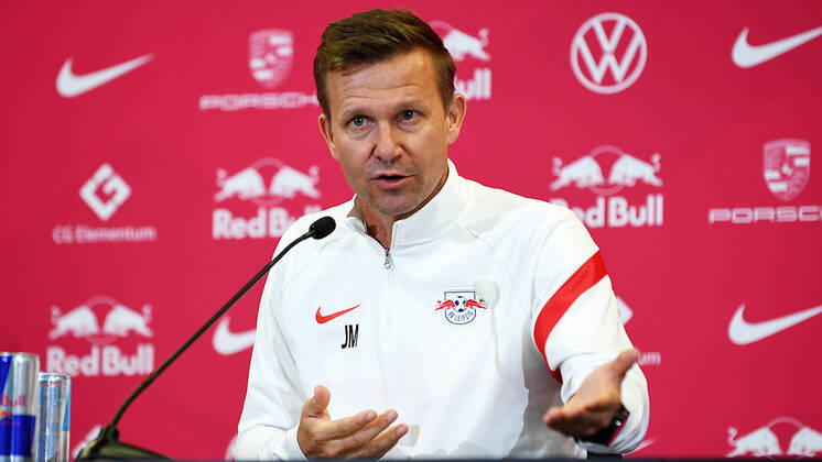Fußball Bundesliga Saison 2021 2022, 7 Spieltag, PK RB Leipzig ahead of Leipzig vs Bochum 01 10 2021 Jesse Marsch coach RB Leipzig speaks and gestures during RB Leipzigs press conference ahead of the Bundesliga match against Bochum 01 10 2021 Leipzig Saxony Germany Red Bull training ground at Cottaweg.
