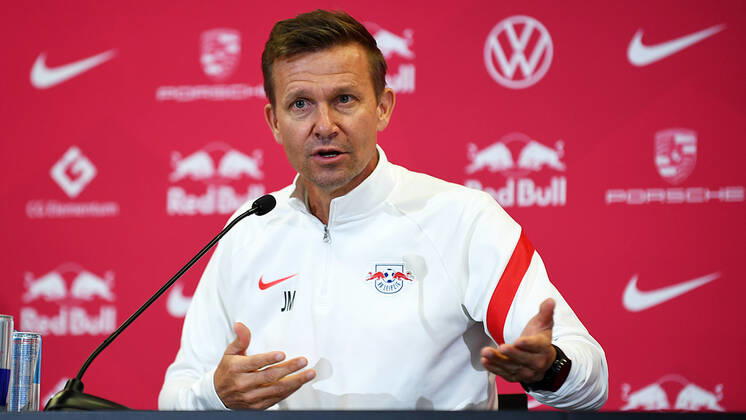 Fußball Bundesliga Saison 2021 2022, 7 Spieltag, PK RB Leipzig ahead of Leipzig vs Bochum 01 10 2021 Jesse Marsch coach RB Leipzig speaks and gestures during RB Leipzigs press conference ahead of the Bundesliga match against Bochum 01 10 2021 Leipzig Saxony Germany Red Bull training ground at Cottaweg.