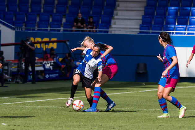October 2, 2021, Sant Joan Despi, Barcelona, Spain: Alba Aznar of Deportivo Alaves Femenino in action against Fridolina Rolfo of FC Barcelona, Barca Femeni during the Liga Iberdrola match between FC Barcelona Femeni and Deportivo Alaves Femenino at Johan Cruyff Stadium on October 02, 2021 in Sant Joan Despi, Barcelona, Spain. Sant Joan Despi Spain - ZUMAa181 20211002_zaa_a181_020 Copyright: xJavierxBorregox