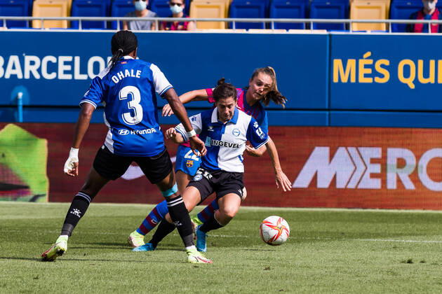 October 2, 2021, Sant Joan Despi, Barcelona, Spain: Miku Ito of Deportivo Alaves Femenino competes with Lieke Martens of FC Barcelona, Barca Femeni during the Liga Iberdrola match between FC Barcelona Femeni and Deportivo Alaves Femenino at Johan Cruyff Stadium on October 02, 2021 in Sant Joan Despi, Barcelona, Spain. Sant Joan Despi Spain - ZUMAa181 20211002_zaa_a181_021 Copyright: xJavierxBorregox