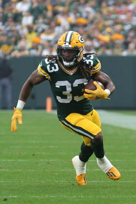 GREEN BAY, WI - OCTOBER 03: Green Bay Packers running back Aaron Jones (33) runs during a game between the Green Bay Packers and the Pittsburgh Steelers at Lambeau Field on October 3, 2021 in Green Bay, WI. (Photo by Larry Radloff Icon Sportswire) NFL, American Football Herren, USA OCT 03 Steelers at Packers Icon2110030306