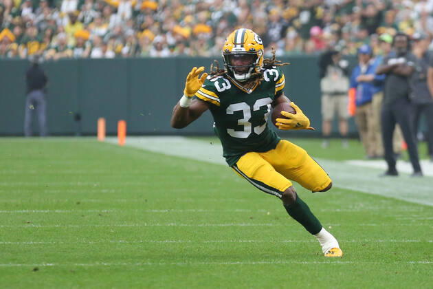 GREEN BAY, WI - OCTOBER 03: Green Bay Packers running back Aaron Jones (33) is all alone during a game between the Green Bay Packers and the Pittsburgh Steelers at Lambeau Field on October 3, 2021 in Green Bay, WI. (Photo by Larry Radloff Icon Sportswire) NFL, American Football Herren, USA OCT 03 Steelers at Packers Icon2110030307