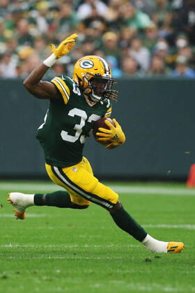 GREEN BAY, WI - OCTOBER 03: Green Bay Packers running back Aaron Jones (33) runs during a game between the Green Bay Packers and the Pittsburgh Steelers at Lambeau Field on October 3, 2021 in Green Bay, WI. (Photo by Larry Radloff Icon Sportswire) NFL, American Football Herren, USA OCT 03 Steelers at Packers Icon2110031501