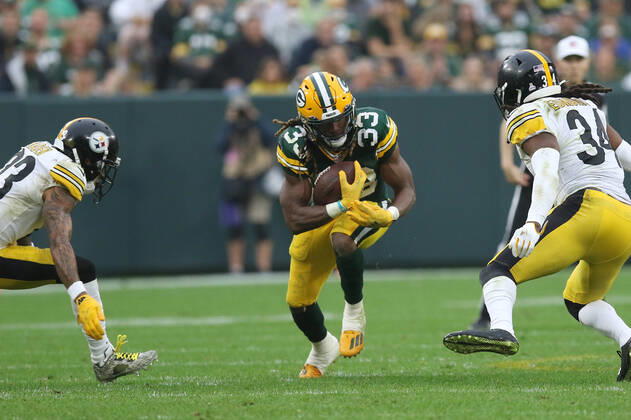 GREEN BAY, WI - OCTOBER 03: Green Bay Packers running back Aaron Jones (33) breaks thru a hole during a game between the Green Bay Packers and the Pittsburgh Steelers at Lambeau Field on October 3, 2021 in Green Bay, WI. (Photo by Larry Radloff Icon Sportswire) NFL, American Football Herren, USA OCT 03 Steelers at Packers Icon2110033105