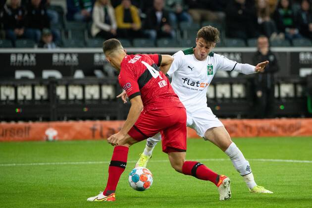 Joe Scally Borussia Moenchengladbach 29 in duel with Marc Oliver Kempf VfB Stuttgart 4 , GER, VfL Borussia Moenchengladbach vs VfB Stuttgart, 16 10 2021, Matchday 8, Football Bundesliga, Spielzeit 2021 2022 DFL REGULATIONS PROHIBIT ANY USE OF PHOTOGRAPHS AS IMAGE SEQUENCES AND OR QUASI VIDEO GER, VfL Borussia Moenchengladbach vs VfB Stuttgart, 16 10 2021, 8 Spieltag, Fussball Bundesliga, Spielzeit 2021 2022 Moenchengladbach Copyright: xEibner MichaelxMemmlerx EP_MMR