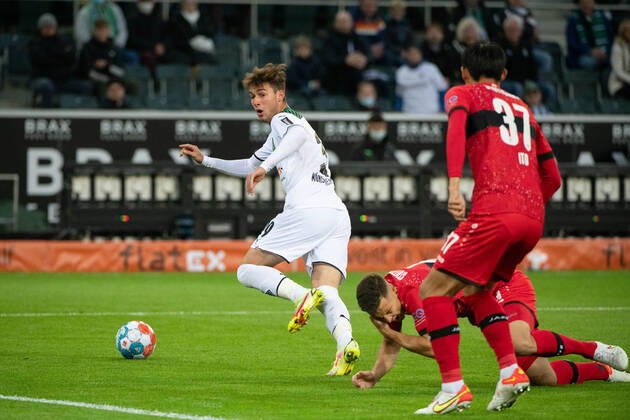 Joe Scally Borussia Moenchengladbach 29 in duel with Hiroki Ito VfB Stuttgart 37 , GER, VfL Borussia Moenchengladbach vs VfB Stuttgart, 16 10 2021, 8 Spieltag, Fussball Bundesliga, Spielzeit 2021 2022 DFL REGULATIONS PROHIBIT ANY USE OF PHOTOGRAPHS AS IMAGE SEQUENCES AND OR QUASI VIDEO GER, VfL Borussia Moenchengladbach vs VfB Stuttgart, 16 10 2021, 8 Spieltag, Fussball Bundesliga, Spielzeit 2021 2022 Moenchengladbach Copyright: xEibner MichaelxMemmlerx EP_MMR