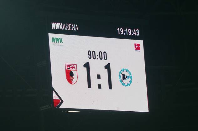 Final score 1 1 on the scoreboard, FC Augsburg vs Arminia Bielefeld, 1 Bundesliga, 8 Spieltag, 17 10 2021 DFB regulations prohibit any use of photographs as image sequences and or quasi video Augsburg Bayern Deutschland Copyright: xkolbert-press ChristianxKolbertx