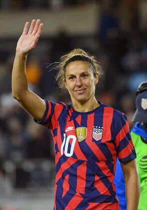 SAINT PAUL, MN - OCTOBER 26: United States forward Carli Lloyd (10) acknowledges the fans as she takes a lap after her final game, a friendly soccer match between Korea Republic and the United States on Oct 26, 2021 at Allianz Field in Saint Paul, MN. (Photo by Nick Wosika Icon Sportswire) SOCCER: OCT 26 Women s - USA v Korea Icon2021102624