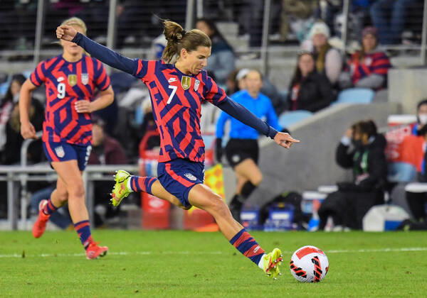 SAINT PAUL, MN - OCTOBER 26: United States forward Tobin Heath (7) takes a shot on goal during a friendly soccer match between Korea Republic and the United States on Oct 26, 2021 at Allianz Field in Saint Paul, MN. (Photo by Nick Wosika Icon Sportswire) SOCCER: OCT 26 Women s - USA v Korea Icon2021102650