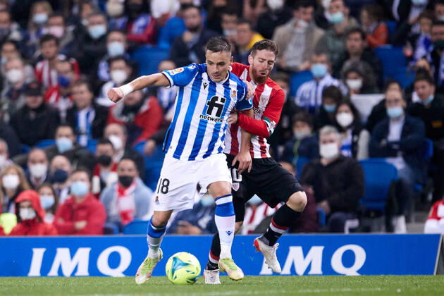 October 31, 2021, San Sebastian, GUIPUZCOA, SPAIN: Andoni Gorosabel of Real Sociedad and Iker Muniain of Athletic Club in action during the Spanish league, La Liga, football match between Real Sociedad and Athletic Club at Reale Arena on 31 of October, 2021 in San Sebastian, Spain. San Sebastian SPAIN - ZUMAa181 20211031_zaa_a181_148 Copyright: xRicardoxLarreinax