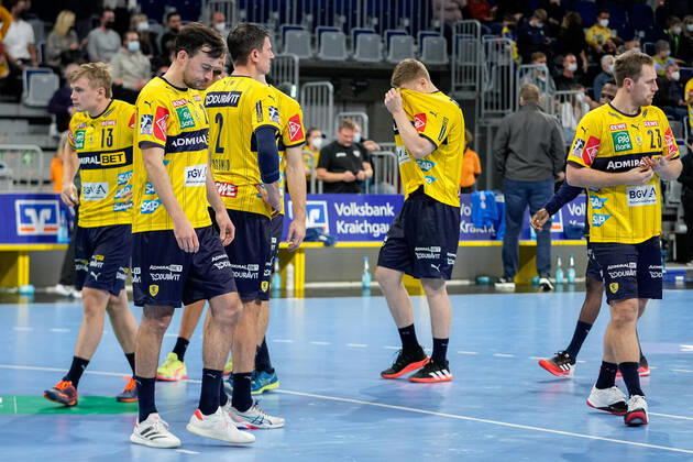 Rhein Neckar Löwen players, disappointed with defeat, disappointment after final whistle, highlight, loser, lost, frustration, disappointed, pessimistic, 10 11 2021, Mannheim Germany , Handball, Bundesliga, Rhein Neckar Löwen TBV Lemgo Lippe xozx