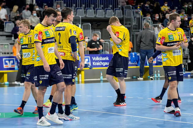 Rhein Neckar Löwen players, disappointed with defeat, disappointment after final whistle, highlight, loser, lost, frustration, disappointed, pessimistic, 10 11 2021, Mannheim Germany , Handball, Bundesliga, Rhein Neckar Löwen TBV Lemgo Lippe xozx