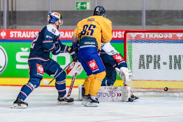 Patrick Hager EHC Red Bull Muenchen, 52 defends in front of Danny aus den Birken goalie, EHC Red Bull Muenchen, 33 against Michael Haga Lukko Rauma, 85 EHC Red Bull Muenchen vs Lukko Rauma, ice hockey, Champions Hockey League, quarterfinal rematch, 2021 2022 season, 14 12 2021 EHC Red Bull Muenchen vs Lukko Rauma, ice hockey, Champions Hockey League, quarterfinal rematch, 2021 2022 season, 14 12 2021 Muenchen Copyright: xEibner-Pressefoto HeikexFeinerx EP_HFR