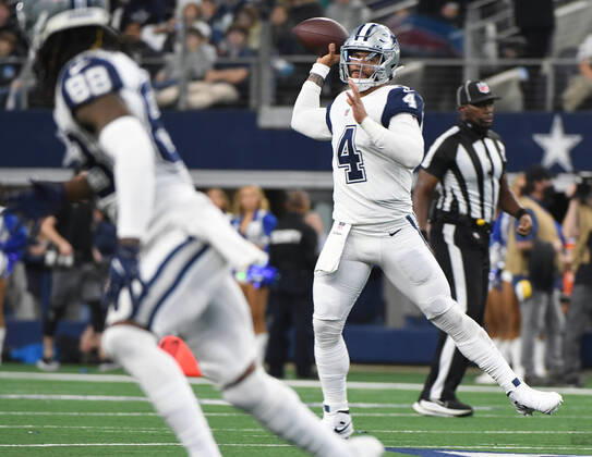 Dallas Cowboys Dak Presscott throws against the Arizona Cardinals during their NFL, American Football Herren, USA game at AT&T Stadium in Arlington, Texas on Sunday, January 2, 2022. ARL2022010208 IANxHALPERIN