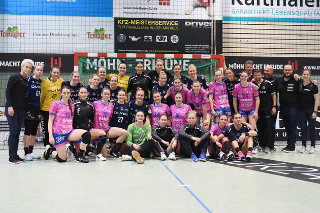 joint picture after the end of the game of TusSies and Bietigheim TusSies Metzingen vs SG BBM Bietigheim Handball, HBF, 13 Ligaspiel, season 2021 2022 , 19 01 2022 TusSies Metzingen vs SG BBM Bietigheim Handball, HBF, 13 Ligaspiel, season 2021 2022 , 19 01 2022 Metzingen Copyright: xEibner-Pressefotox EP_TBR