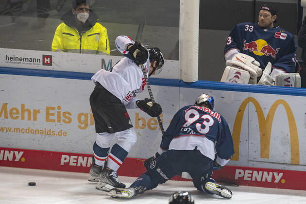 Maximilian Kastner, EHC Red Bull Muenchen against Nuernberg Ice Tigers, result 3 to2, DEL Eishockey Bundesliga, Olympia Eisstadion, Muenchen 30 03 2022 Â