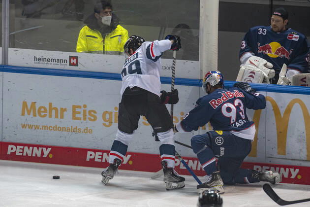 Maximilian Kastner, EHC Red Bull Muenchen against Nuernberg Ice Tigers, result 3 to2, DEL Eishockey Bundesliga, Olympia Eisstadion, Muenchen 30 03 2022 Â