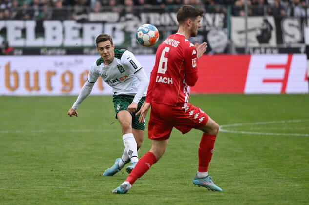 Florian Neuhaus Borussia Moenchengladbach , left , against Anton Stach Mainz 05 03 04 2022, Football GER, season 2021 2022, 1 Bundesliga, 26 matchday, Borussia Mönchengladbach FSV Mainz 05 Berlin, photo Maik Hölter TEAM2sportphoto Moenchengladbach Nordrhein Westfalen Germany Team2