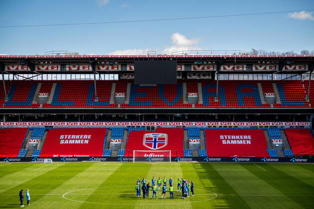 220405 Players and staff of the Norwegian women s national football team gather in a circle during a training session on April 5, 2022 at Ullevaal stadion in Oslo Photo Vegard Grott BILDBYRAN kod VG VG0259 bbeng fotboll football soccer fotball vm kval kval fifa women s world cup qualifier qualifier training practice training training norway norway dam arena, Copyright: VEGARDxGRoTT BB220405VG008