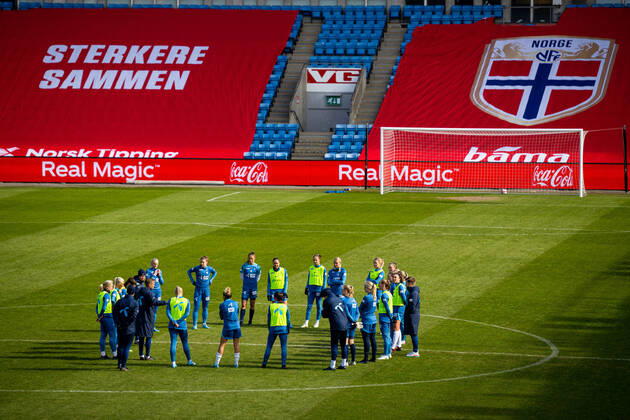 220405 Players and staff of the Norwegian women s national football team gather in a circle during a training session on April 5, 2022 in Oslo Photo Vegard Grott BILDBYRAN kod VG VG0259 bbeng fotboll football soccer fotball vm kval kval fifa women s world cup qualifier qualifier träning practice training training norway norway dam, Copyright: VEGARDxGRoTT BB220405VG009