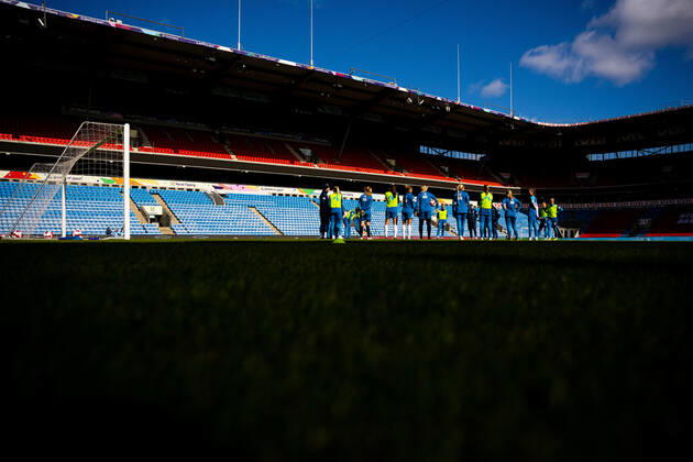 220405 Players and staff of the Norwegian women s national football team gather in a circle during a training session on April 5, 2022 at Ullevaal stadion in Oslo Photo Vegard Grott BILDBYRAN kod VG VG0259 bbeng fotboll football soccer fotball vm kval kval fifa women s world cup qualifier qualifier training practice training training norway norway dam arena, Copyright: VEGARDxGRoTT BB220405VG010