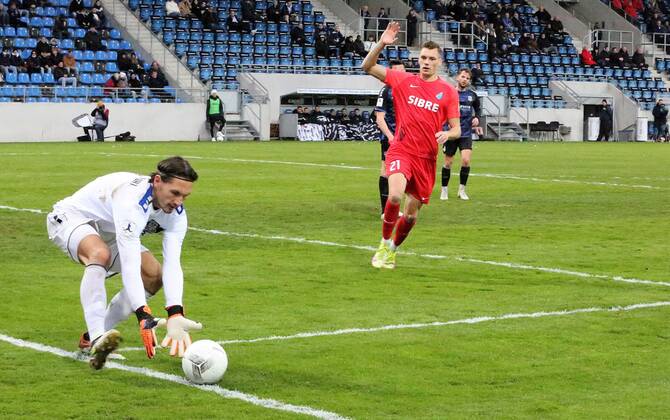 05 04 2022 xmgoodx Frankfurt am Main, PSD Arena Regionalliga Südwest Saison 2021 2022 FSV Frankfurt vs TSV Steinbach Haiger Goalkeeper Kenan Mujezinovic 1, FSV Frankfurt , Paul Stock 21 Steinbach