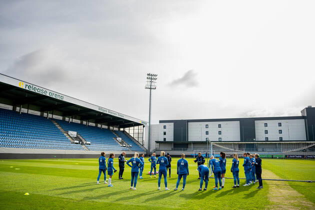 220406 Players and staff of the Norwegian women s national football team gather in a circle during a training session on April 6, 2022 at Release Arena in Sandefjord Photo Vegard Grott BILDBYRAN kod VG VG0260 bbeng fotboll football soccer fotball vm kval kval fifa women s world cup qualifier qualifier training practice training training norway norway dam, Copyright: VEGARDxGRoTT BB220406VG008