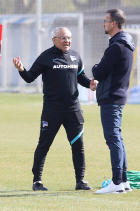 DEU, DFL, 1 FBL Hertha BSC, Training, 11 04 2022, Sportforum, Berlin, DEU, DFL, 1 FBL Hertha BSC, Training, in picture head coach Felix Magath Hertha BSC Berlin , Fredi Bobic Geschaeftsfuehrer, Hertha BSC Berlin DFL regulations prohibit any use of Photographs as image sequences and or quasi video Foto Juergen Engler nordphoto GmbH nordphotoxGmbHx xEngler nph00076