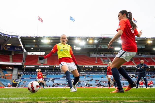 220412 Frida Maanum and Ingrid Syrstad Engen of Norway ahead of the FIFA Women s World Cup Qualifier football match between Norway and Poland on April 12, 2022 in Oslo Photo Vegard Grott BILDBYRAN kod VG VG0268 bbeng fotball soccer football fotboll fifa world cup qualifiers vm qualification women vm kvalik landskamp dam norge norway poland polen, Copyright: VEGARDxGRoTT BB220412VG020