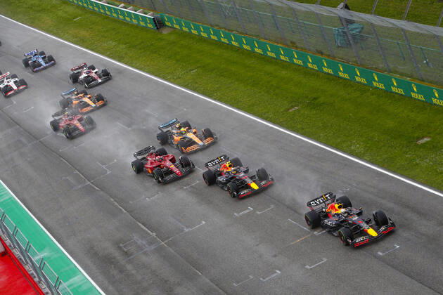 Start, 01 VERSTAPPEN Max (nld), Red Bull Racing RB18, action 11 PEREZ Sergio (mex), Red Bull Racing RB18, action 16 LECLERC Charles (mco), Scuderia Ferrari F1-75, action 04 NORRIS Lando (gbr), McLaren F1 Team MCL36, action during the Formula 1 Grand Premio del Made in Italy e dell Emilia-Romagna 2022, 4th round of the 2022 FIA Formula One World Championship, WM, Weltmeisterschaft on the Imola Circuit, from April 22 to 24, 2022 in Imola, Italy - F1 - EMILIA ROMAGNA GRAND PRIX 2022 - Race DPPI Panoramic PorscheMSC2022_Imola21552