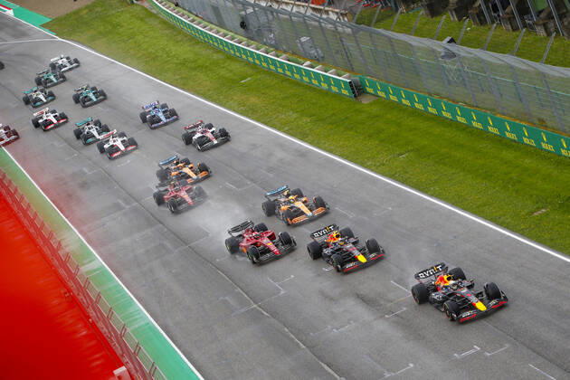Start, 01 VERSTAPPEN Max (nld), Red Bull Racing RB18, action 11 PEREZ Sergio (mex), Red Bull Racing RB18, action 16 LECLERC Charles (mco), Scuderia Ferrari F1-75, action 04 NORRIS Lando (gbr), McLaren F1 Team MCL36, action during the Formula 1 Grand Premio del Made in Italy e dell Emilia-Romagna 2022, 4th round of the 2022 FIA Formula One World Championship, WM, Weltmeisterschaft on the Imola Circuit, from April 22 to 24, 2022 in Imola, Italy - F1 - EMILIA ROMAGNA GRAND PRIX 2022 - Race DPPI Panoramic PorscheMSC2022_Imola21549