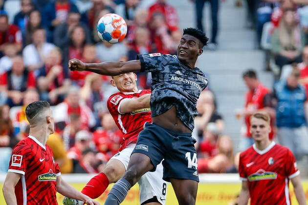 Maximilian Eggestein SC Freiburg, 08 and Taiwo Awoniyi 1 FC Union Berlin, 14 in a header duel , GER, SC Freiburg vs 1 FC Union Berlin, Football, Bundesliga, 33 Matchday, Season 2021 2022, 07 05 2022 DFL REGULATES PROHIBIT ANY USE OF PHOTOGRAPHS AS IMAGE SEQUENCES AND OR QUASI VIDEO GER, SC Freiburg vs 1 FC Union Berlin, football, Bundesliga, 33 Spieltag, Spielzeit 2021 2022, 07 05 2022 Freiburg im Breisgau Copyright: xEibner-Pressefoto GrantxHubbsx EP_GHS