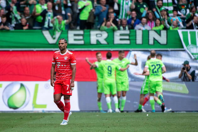 Serge Gnabry FC Bayern Muenchen 7 aergert sich über das Gegentor, hinter Wolfsburger Jubel zum Tor zum 2 2, VfL Wolfsburg vs FC Bayern Muenchen, 1 Fussball Bundesliga, 34 Spieltag, Spielzeit 2021 2022, 14 05 2022 DFB DFL regulations prohibit any use of photographs as image sequences and or quasi video VfL Wolfsburg vs FC Bayern Muenchen, 1 Fussball Bundesliga, 34 Spieltag, Spielzeit 2021 2022, 14 05 2022 Copyright: xEibner Memmlerx EP_MMR