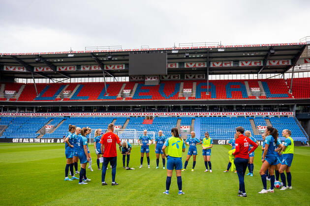 220621 Players and staff of the Norwegian women s national football team during a training session on June 21, 2022 at Ullevaal stadion in Oslo Photo Vegard Grott BILDBYRAN kod VG VG0303 bbeng fotboll football soccer fotball press event mixed zone pressetreff norge norway dam precamp, Copyright: VEGARDxGRoTT BB220621VG025