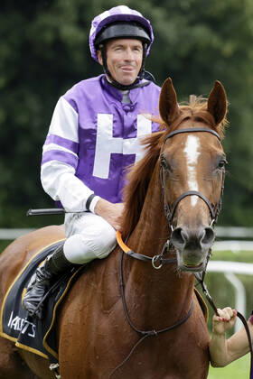 25 06 2022, Duesseldorf, North Rhine Westphalia, GER Salve le Meer with Adrie de Vries after victory Galopprennbahn Duesseldorf Grafenberg horse, jockey, Salve le Meer, de Vries, victory 220625SG918DUESSELDORF JPG