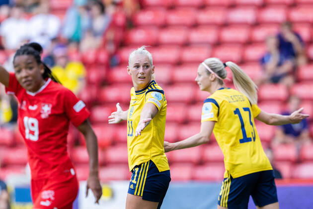 220713 Stina Blackstenius and Amanda Ilestedt of Sweden reacts during the UEFA Women s Euro 2022 group stage match between Sweden and Switzerland on July 13, 2022 in Sheffield Photo Ludvig Thunman BILDBYRAN kod LT LT0371 fotboll football soccer fotball fotbolls em europamästerskap em uefa womens euro sverige sweden switzerland switzerland dam bbeng international depp, Copyright: LUDVIGxTHUNMAN BB220713LT108