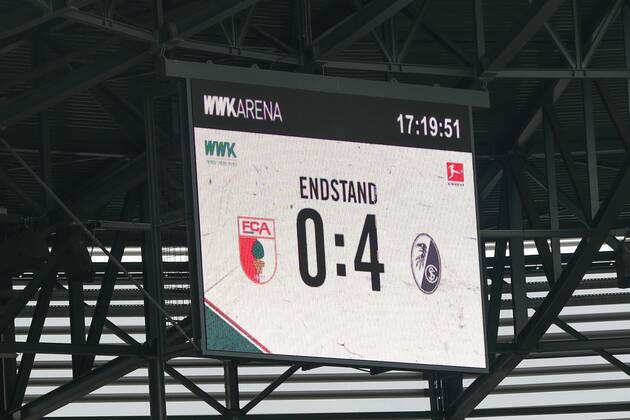 Final score on the scoreboard 0 4, FC Augsburg vs SC Freiburg, Football, 1 Bundesliga, 1 Matchday, 06 08 2022 DFB regulations prohibit any use of photographs as image sequences and or quasi video Augsburg Bayern Germany Copyright: xkolbert-press ChristianxKolbertx