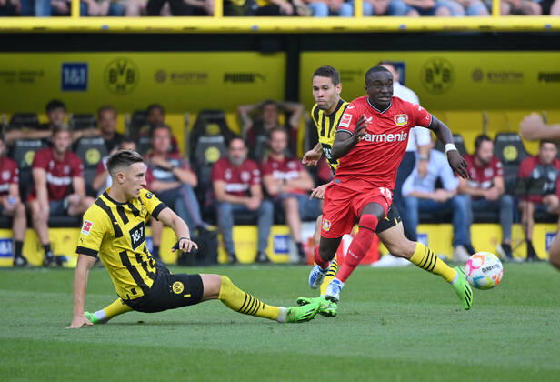 Nico Schlotterbeck Borussia Dortmund , li , against Moussa Diaby Bayer 04 Leverkusen 06 08 2022, Football GER, Season 2022 2023, 1 Bundesliga, 1 Matchday, Borussia Dortmund Bayer 04 Leverkusen 1 0 Foto Maik Hölter TEAM2sportphoto DFL regulations prohibit any use of photographs as image sequences and or quasi video Dortmund Signal Iduna Park Nordrhein Westfalen Germany Team2