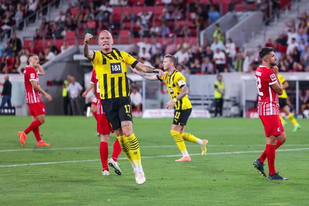 12 08 2022, Football, 2022 2023 season, 1 Bundesliga, SC Freiburg Borussia Dortmund, Marius Wolf Borussia Dortmund celebrates the goal to 1 1 by Jamie Jermaine Bynoe Gittens Borussia Dortmund , Photo Dennis Ewert RHR PHOTO xRHR PHOTO DEx
