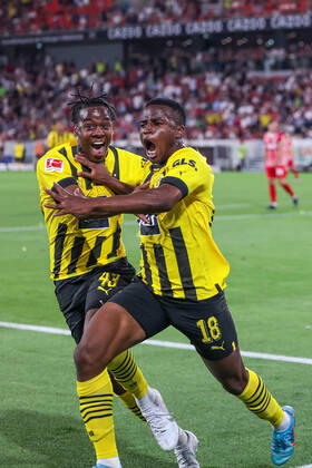 12 08 2022, Football, 2022 2023 season, 1 Bundesliga, SC Freiburg Borussia Dortmund, f l Jamie Jermaine Bynoe Gittens Borussia Dortmund , Youssoufa Moukoko Borussia Dortmund celebrate the goal to 1 2, Photo Dennis Ewert RHR PHOTO xRHR PHOTO DEx