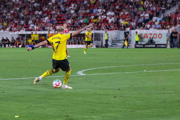 12 08 2022, football, season 2022 2023, 1 Bundesliga, SC Freiburg Borussia Dortmund, Marius Wolf Borussia Dortmund scores the goal to 1 3, photo Dennis Ewert RHR PHOTO xRHR PHOTO DEx