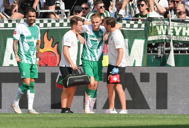 Injury Amos Pieper Werder Bremen 13 08 2022, Football GER, Season 2022 2023, 1 Bundesliga, 2 Matchday, SV Werder Bremen VfB Stuttgart 2 2 Foto Weis TEAM2sportphoto DFL regulations prohibit any use of photographs as image sequences and or quasi video Bremen Weserstadion Nordrhein Westfalen Germany Team2