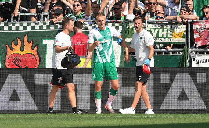 Injury Amos Pieper Werder Bremen 13 08 2022, Football GER, Season 2022 2023, 1 Bundesliga, 2 Matchday, SV Werder Bremen VfB Stuttgart 2 2 Foto Weis TEAM2sportphoto DFL regulations prohibit any use of photographs as image sequences and or quasi video Bremen Weserstadion Nordrhein Westfalen Germany Team2