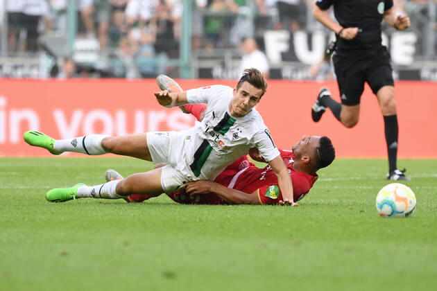 Florian Neuhaus Borussia Moenchengladbach , li , vs Karim Onisiwo Mainz 05 04 09 2022, Football GER, Season 2022 2023, 1 Bundesliga, Matchday 5, Borussia Mönchengladbach FSV Mainz 05 Moenchengladbach Borussia Park North Rhine Westphalia Germany Team2