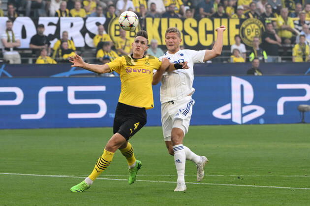 Nico Schlotterbeck Borussia Dortmund , li , vs Andreas Cornelius FC Copenhagen 06 09 2022, Football Champions League, Season 2022 2023, Preliminary Round, Matchday 1, Borussia Dortmund FC Copenhagen 3 0 Dortmund Signal Iduna Park Nordrhein Westfalen Germany Team2