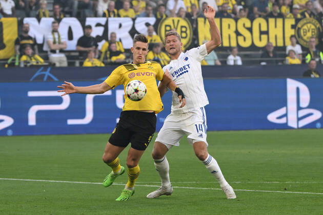 Nico Schlotterbeck Borussia Dortmund , li , vs Andreas Cornelius FC Copenhagen 06 09 2022, Football Champions League, Season 2022 2023, Preliminary Round, Matchday 1, Borussia Dortmund FC Copenhagen 3 0 Dortmund Signal Iduna Park Nordrhein Westfalen Germany Team2
